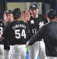 　２勝目を挙げ、沢村（左）とタッチを交わす佐々木朗（撮影・西岡正）