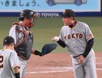 　７回、投手交代の間にマウンドで捕手・小林と話す原監督