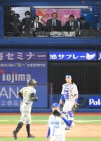 　９回、中飛に倒れた佐藤輝（左下）を見つめる清原和博氏（上中央）＝撮影・伊藤笙子