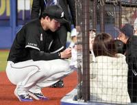 　２勝目を挙げ、ファンにサインする佐々木朗