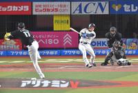 　４回、茶野を空振り三振に仕留める佐々木朗（撮影・西岡正）