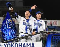 　声援に応える関根と佐野（撮影・金田祐二）