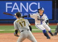 　５回、青柳（手前）からライトへ適時二塁打を放つ関根（撮影・伊藤笙子）