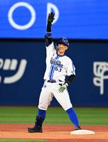 　５回、２点二塁打を放ち喜ぶ関根（撮影・金田祐二）