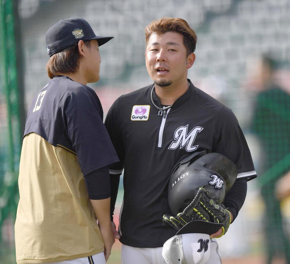 　試合前、宮城（左）と再会し言葉を交わす大下（撮影・開出牧）