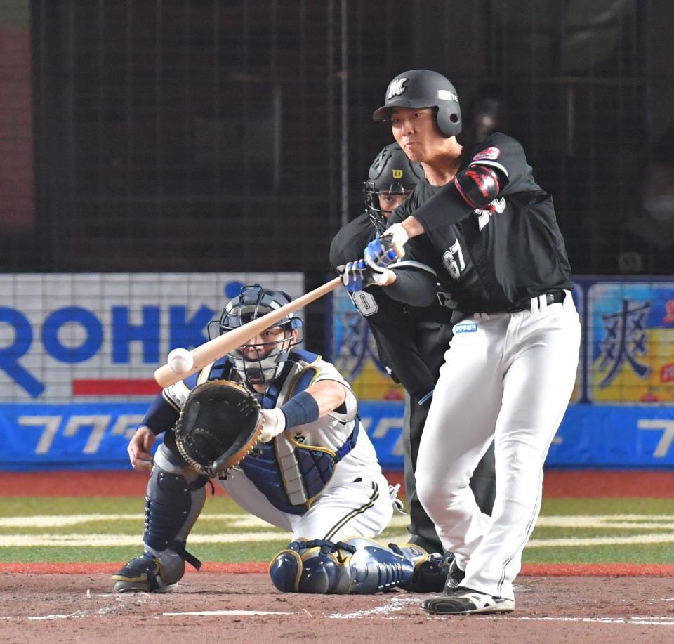 　４回、左前に先制打を放つ茶谷（撮影・西岡正）