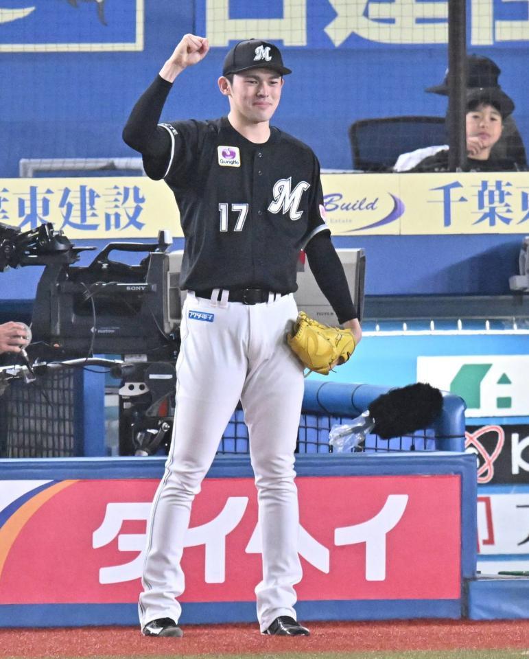 　４回、茶谷の先制打にガッツポーズする佐々木朗