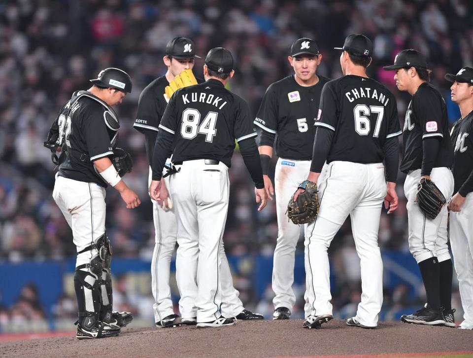 　６回、太田に犠打を決められピンチを迎えた佐々木朗（左から２人目）は黒木投手コーチ（８４）からアドバイスを受ける（撮影・開出牧）