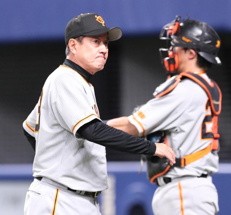　６回、選手交代を告げベンチに戻る原監督