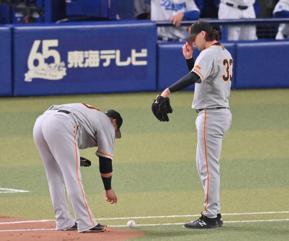 　２回、龍空が決めた適時バント安打のボールを拾う一塁手・中田翔。右はビーディ