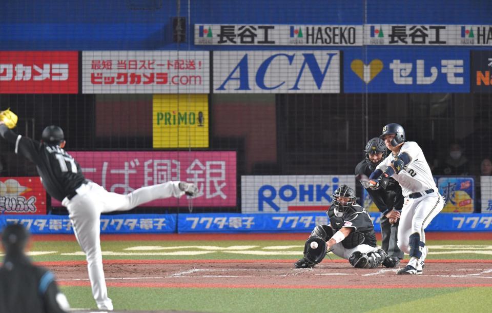 　３回、若月から空振り三振を奪う佐々木朗（撮影・西岡正）