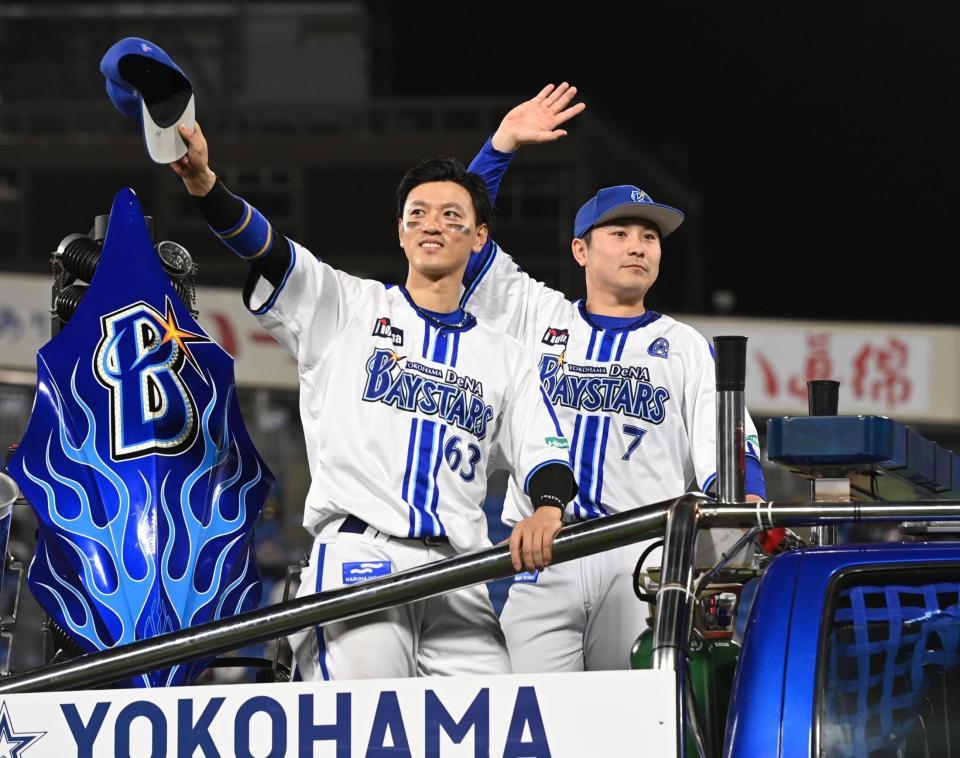 　声援に応える関根と佐野（撮影・金田祐二）