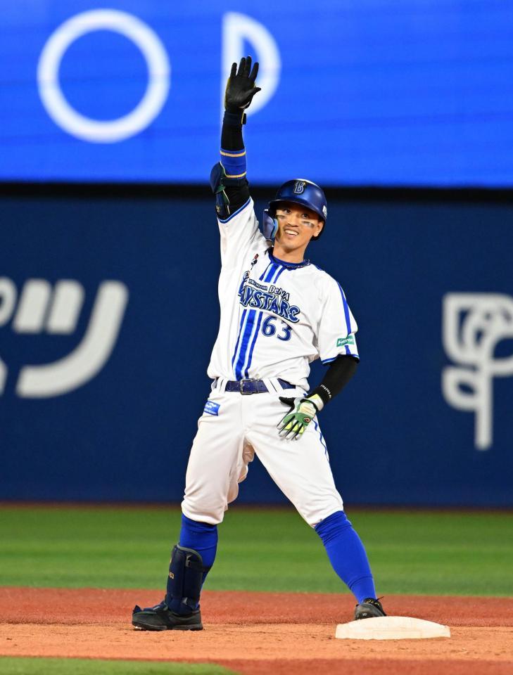 　５回、２点二塁打を放ち喜ぶ関根（撮影・金田祐二）