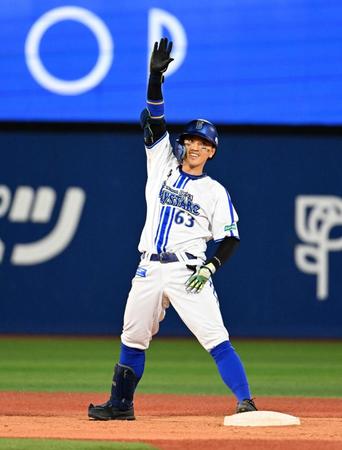 　５回、２点二塁打を放ち喜ぶ関根