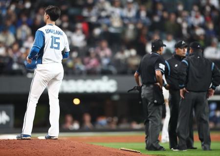 　４回、上沢（左）が外崎に与えた死球について協議する審判団（撮影・中島達哉）