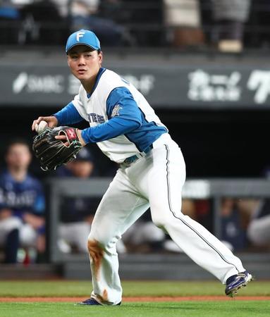 　５回、児玉の打球を好捕し、一塁へ送球する清宮（撮影・中島達哉）