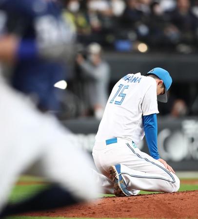 　６回、ペイトン（手前）に適時打を許し、膝をつく上沢（撮影・中島達哉）