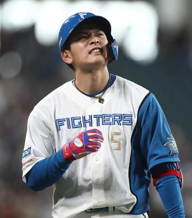 　６回、右邪飛に倒れた野村（撮影・中島達哉）