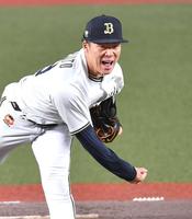 　気迫あふれる投球を見せる山本（撮影・開出牧）