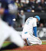 　６回、ペイトン（手前）に適時打を許し、膝をつく上沢（撮影・中島達哉）