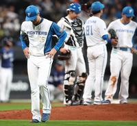 　６回途中で降板する上沢（左）＝撮影・中島達哉