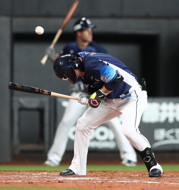 西武・外崎の頭部死球に球場騒然 審判団協議の上、危険球退場にはならず 治療後プレー再開にファン拍手