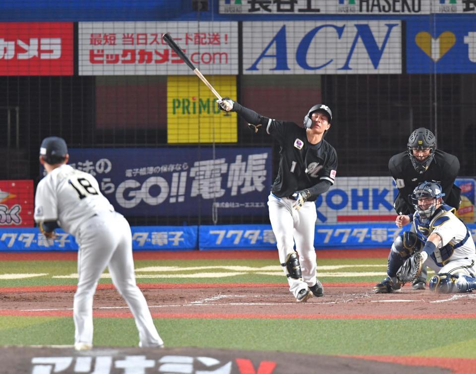 　３回、空振り三振に倒れる藤原（撮影・西岡正）