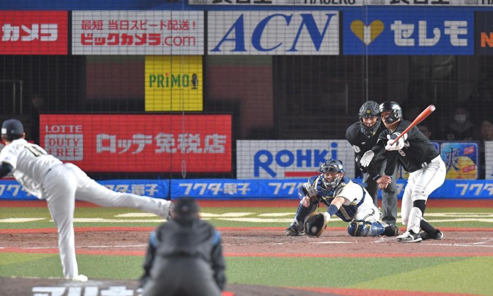 　５回、中村奨は山本の前に空振り三振に倒れる（撮影・西岡正）