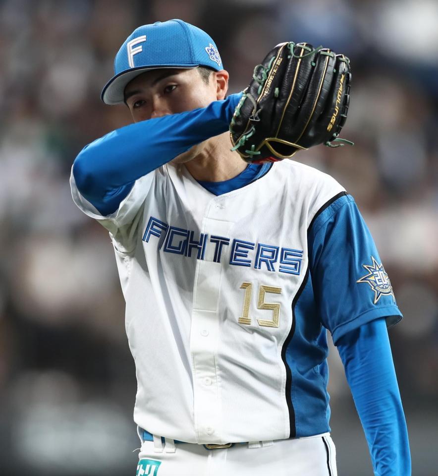 　４回、３失点しベンチに戻る上沢（撮影・中島達哉）