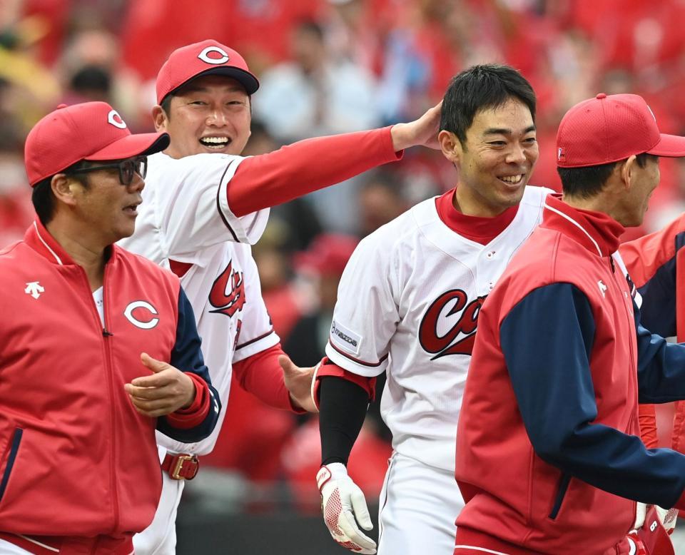 　サヨナラ２ランを放った秋山を祝福する新井監督（撮影・田中太一）