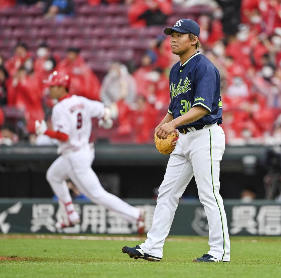 　９回、秋山（奥）にサヨナラ２ランを浴びた田口