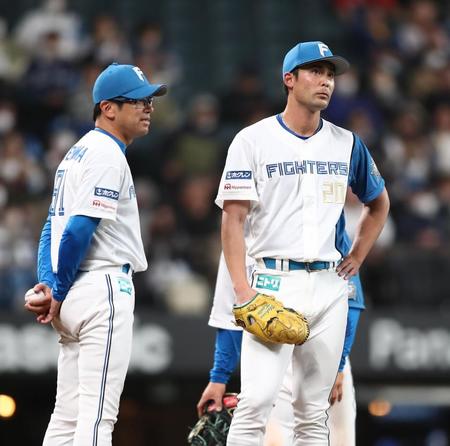 　５回、途中交代を告げられ、マウンドで立ち尽くす上原（右）＝撮影・中島達哉