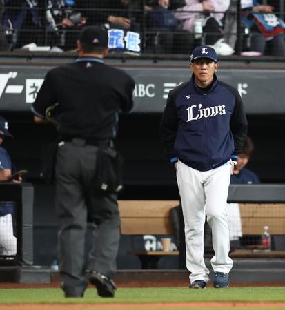 　７回、選手交代を告げる松井監督（右）＝撮影・中島達哉