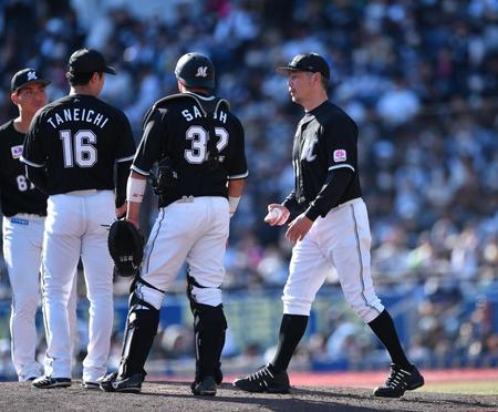 　５回、勝ち越しの右前適時打を打たれた先発の種市（１６）にマウンドで直接降板を告げる吉井監督（右）＝撮影・開出牧