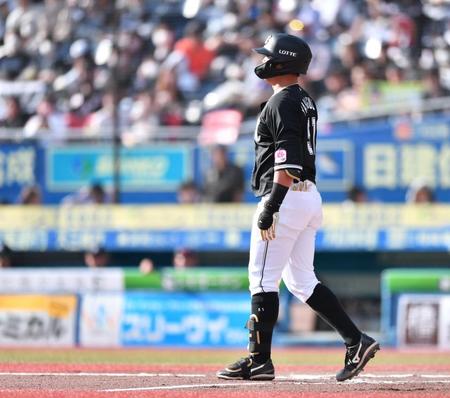 　６回、宮城から死球を受けにらむ山口（撮影・開出牧）