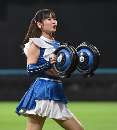 　ジンギスカンダンスを踊るファイターズガールの滝谷美夢さん（撮影・中島達哉）