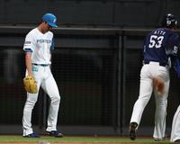 　３回、呉念庭に適時打を打たれ、がっくりする上原（撮影・中島達哉）