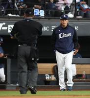 　７回、選手交代を告げる松井監督（右）＝撮影・中島達哉