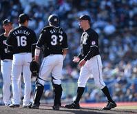 　５回、勝ち越しの右前適時打を打たれた先発の種市（１６）にマウンドで直接降板を告げる吉井監督（右）＝撮影・開出牧