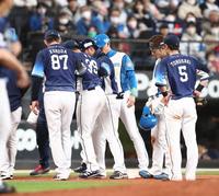 　８回、江越（右）と接触し、コーチらの手を借りてベンチに下がる呉念庭（中央）＝撮影・中島達哉