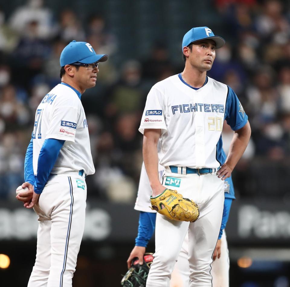 　５回、途中交代を告げられ、マウンドで立ち尽くす上原（右）＝撮影・中島達哉