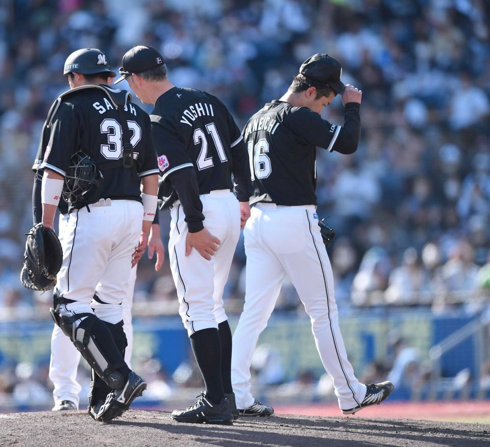 　５回、勝ち越しの右前適時打を打たれ降板した先発・種市（右後方）と降板を直接マウンドで告げた吉井監督（左から２人目）＝撮影・開出牧