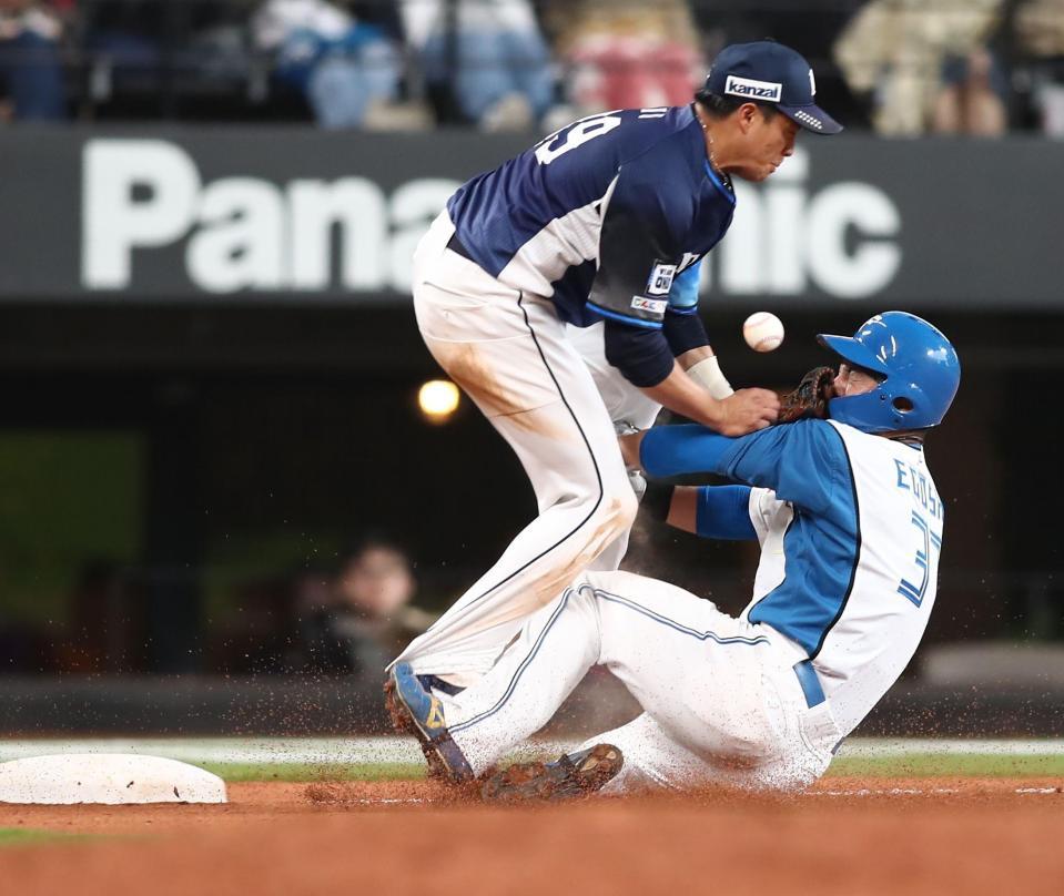 　８回、三塁にすべり込む際に呉念庭（左）と接触する江越（撮影・中島達哉）