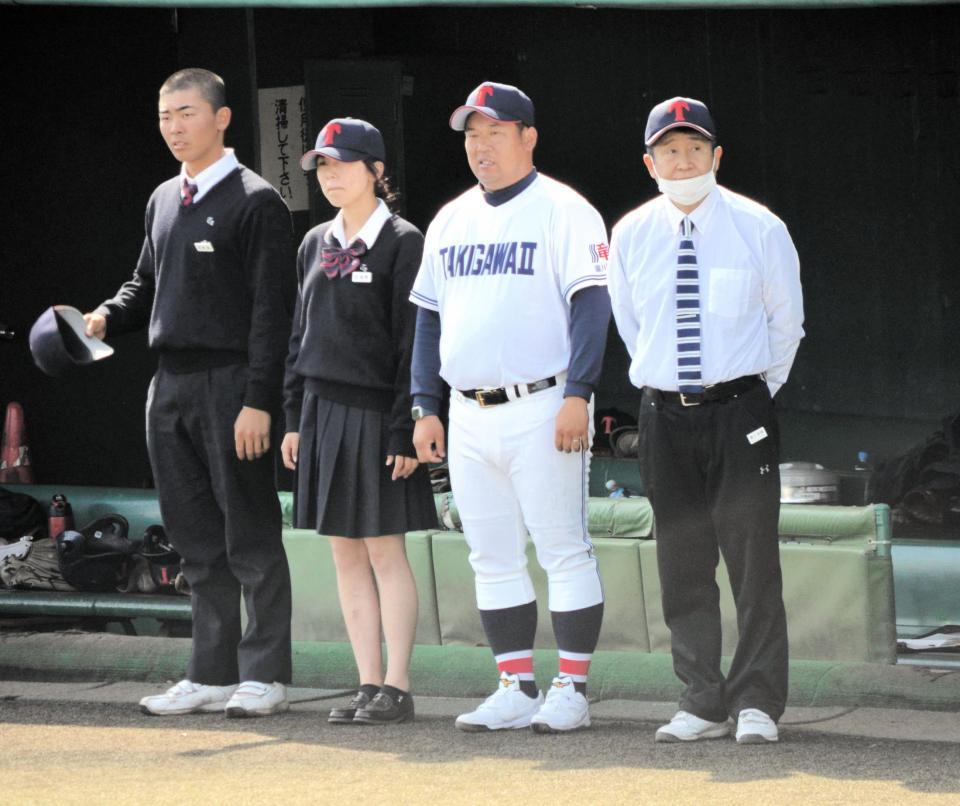 　初采配で初勝利を手にした（左から３人目）滝川二・服部監督