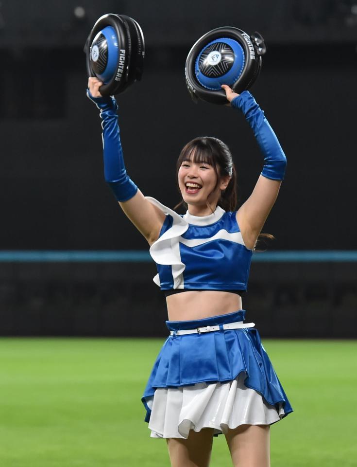 　ジンギスカンダンスを踊るファイターズガールの滝谷美夢さん（撮影・中島達哉）