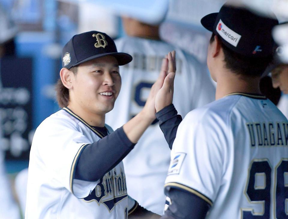 　８回途中からマウンドを譲り、無失点に抑えた宇田川（右）とタッチを交わす宮城（撮影・開出牧）