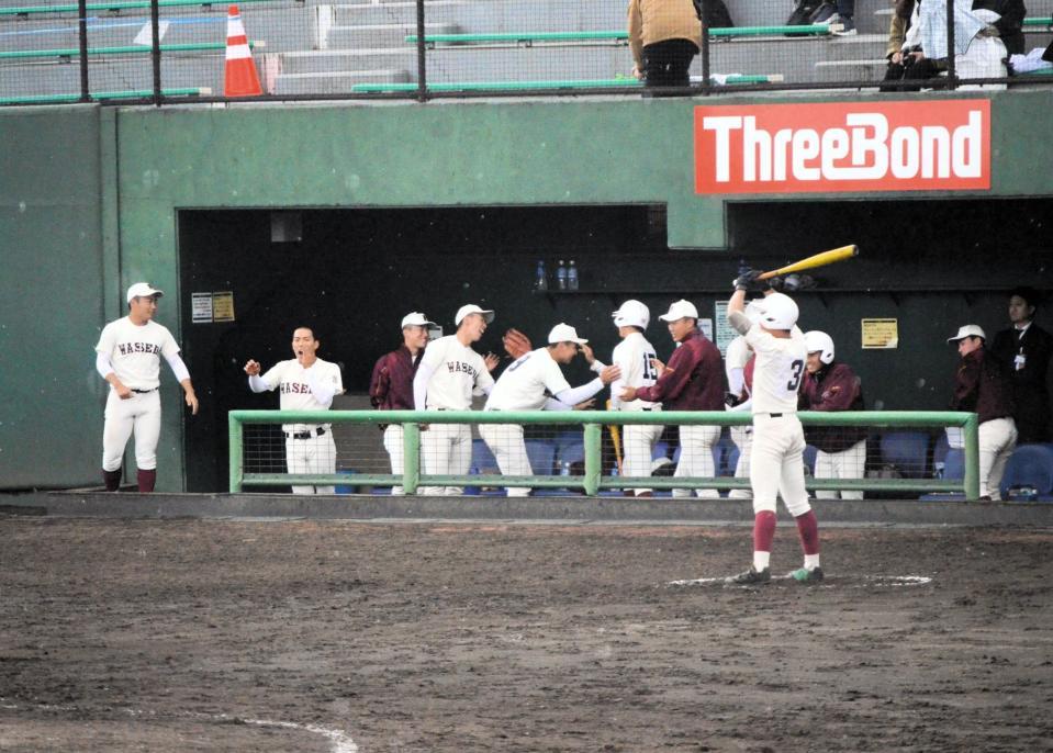 　押し出し四球で勝ち越しに成功し、喜ぶ早実ベンチ