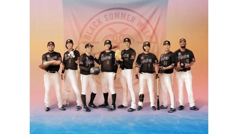 　２０２３年ＢＬＡＣＫ　ＳＵＭＭＥＲユニホームを着用したロッテ選手（球団提供）