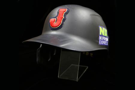 　野球殿堂博物館に展示される大谷翔平のヘルメット（日本野球機構提供）