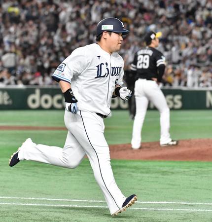 　４回、左越えにソロを放った中村（撮影・佐々木彰尚）